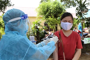 Từ chối tiêm vaccine: Phạt được nhưng…