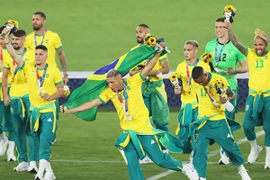 2 bộ mặt của 2 nhà vô địch bóng đá Olympic