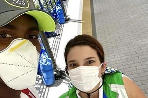 Cảm động nữ tình nguyện viên Nhật “cứu” nhà vô địch 100 m rào