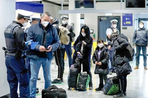 COVID-19: EU cấm người từ Israel và Mỹ nhập cảnh