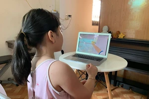 TP.HCM: Trường tiểu học tìm mọi cách để dạy trực tuyến