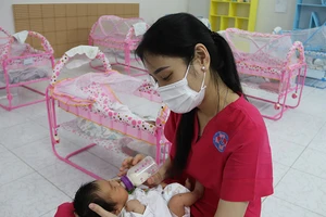 Chuyện đáng yêu ở nơi các bé chờ mẹ khỏi bệnh COVID-19