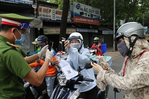 Kiểm soát người ra đường bằng mã QR thay cho giấy đi đường