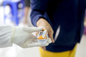 Xử lý triệu chứng cho người nhiễm COVID-19 tự cách ly tại nhà