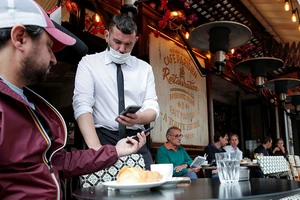 Nhiều nước vừa chống dịch vừa thực hiện lộ trình mở cửa