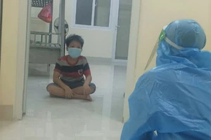 “Cháu chuẩn bị vào học rồi nha chú bộ đội”