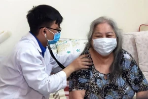 Lời khuyên cho người cao tuổi nhiễm COVID-19 khi cách ly tại nhà