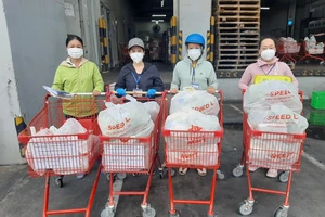 Năm học mới, nhiều giáo viên vẫn tham gia chống dịch