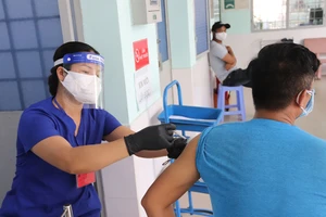 Người dân gặp khó khi cập nhật thông tin tiêm chủng