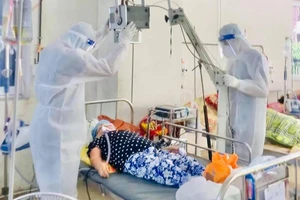 Bác sĩ tự tay vuốt mặt người quá cố