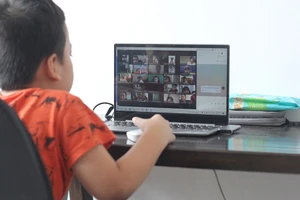 Cô trò tiểu học chật vật với học online