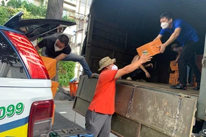 Đội bán tải gần 3 tháng 'cày' hơn 3.000 tấn hàng thiện nguyện