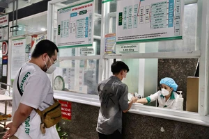 Vừa nới lỏng giãn cách, bệnh nhân xếp hàng khám bệnh