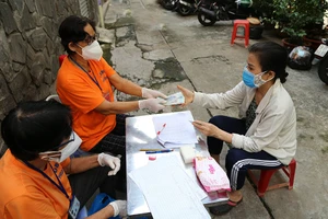 Người dân TP.HCM nhận tiền hỗ trợ đợt 3