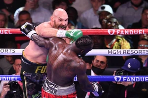 Knock out Wilder, Tyson Fury là​ ông vua hạng siêu nặng