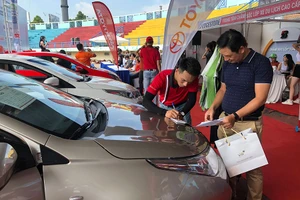 Người mua ô tô chờ giờ G giảm lệ phí trước bạ