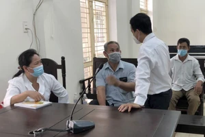 3 người dính tội vì khóa cửa nhốt 4 công an