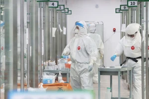 Số ca nhiễm tăng kỷ lục, Hàn Quốc ngừng 'sống chung với virus'