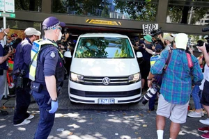 Vụ Djokovic không tiêm vaccine là “gánh xiếc”