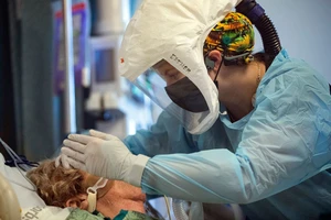 Nhiễm, nhập viện, chết báo động: Mỹ tính lại chiến lược chống dịch