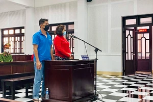 Đang đòi bồi thường oan thì bị khởi tố: 2 bị cáo im lặng tại tòa