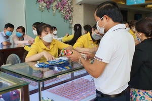 Giá vàng, giá dầu lập kỷ lục mới