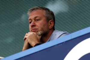 Ông chủ Abramovich: “Bán Chelsea tôi sẽ không nhận một cắc nào!”