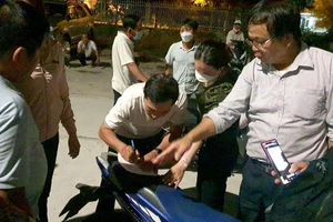 Khánh Hòa: Dân vạ vật xuyên đêm chờ bốc số làm thủ tục nhà đất