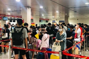 Tàu xe, máy bay tấp nập đón khách đi nghỉ lễ