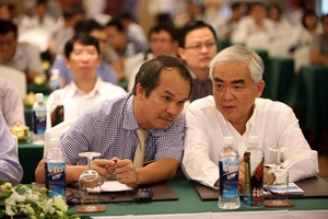 Ông Lê Hùng Dũng và bầu Đức. Ảnh: XUÂN HUY