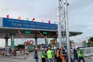 Đẩy nhanh lắp đặt thiết bị trạm thu phí không dừng trên cao tốc