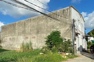 Bị chiếm đất, tòa còn buộc mua lại nhà xây trái phép