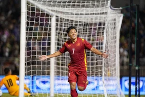 “Quân xanh” Singapore kháng cự yếu ớt trước cơn mưa gôn