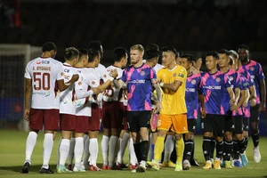 Đồng tiền đi trước ở thế cờ tàn V-League