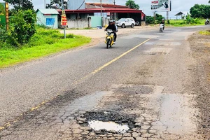 Thi công điện gió làm hư đường nhưng chậm sửa chữa