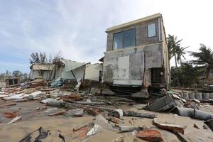 Bờ bị xé toạc, biển 'nuốt' nhiều nhà dân miền Trung