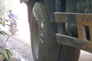 Dân khổ vì xe tải “cày xới” đường dân sinh