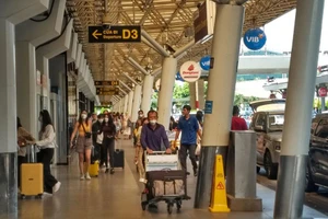 Lượng xe đón khách tại sân bay Tân Sơn Nhất tăng 20%