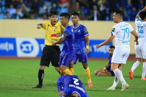 Vì sao VPF không dám ra án nặng với HLV Vũ Tiến Thành?