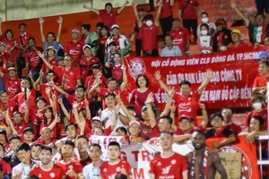 Cổ động viên cứu đội bóng, nộp phạt cho HLV