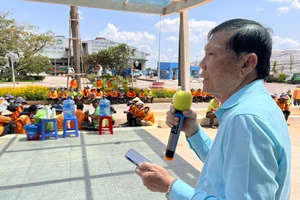 Hàng trăm công nhân môi trường ngừng việc vì bị chậm trả lương