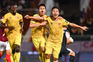 Cơm áo gạo tiền chật vật ở V-League