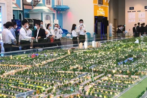 Bất động sản hình thành trong tương lai phải giao dịch qua sàn?