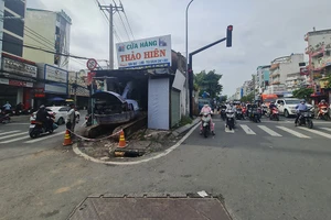 Tháo dỡ căn nhà nằm giữa đường gần 1 thập niên