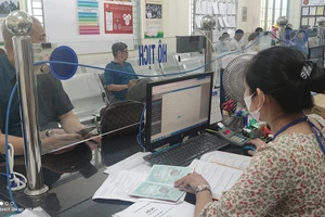 Nhờ người khác làm cha của con trong giấy khai sinh được không?