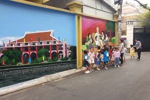 Người dân cùng chính quyền dẹp nạn dán, vẽ bậy nơi công cộng