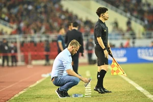 Bóng đá Thái Lan “dọn đường” trảm tướng Polking