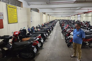 Phụ huynh TP.HCM phản ánh tiền giữ xe học sinh quá quy định