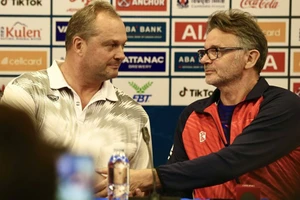 Michael Weiss của Philippines “dọa” cả HLV Troussier lẫn Shin Tae-yong