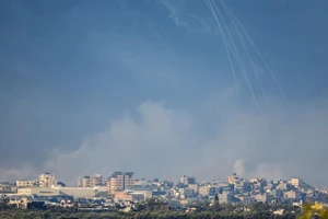 Israel tấn công mạnh Dải Gaza, bất ngờ đột kích Bờ Tây